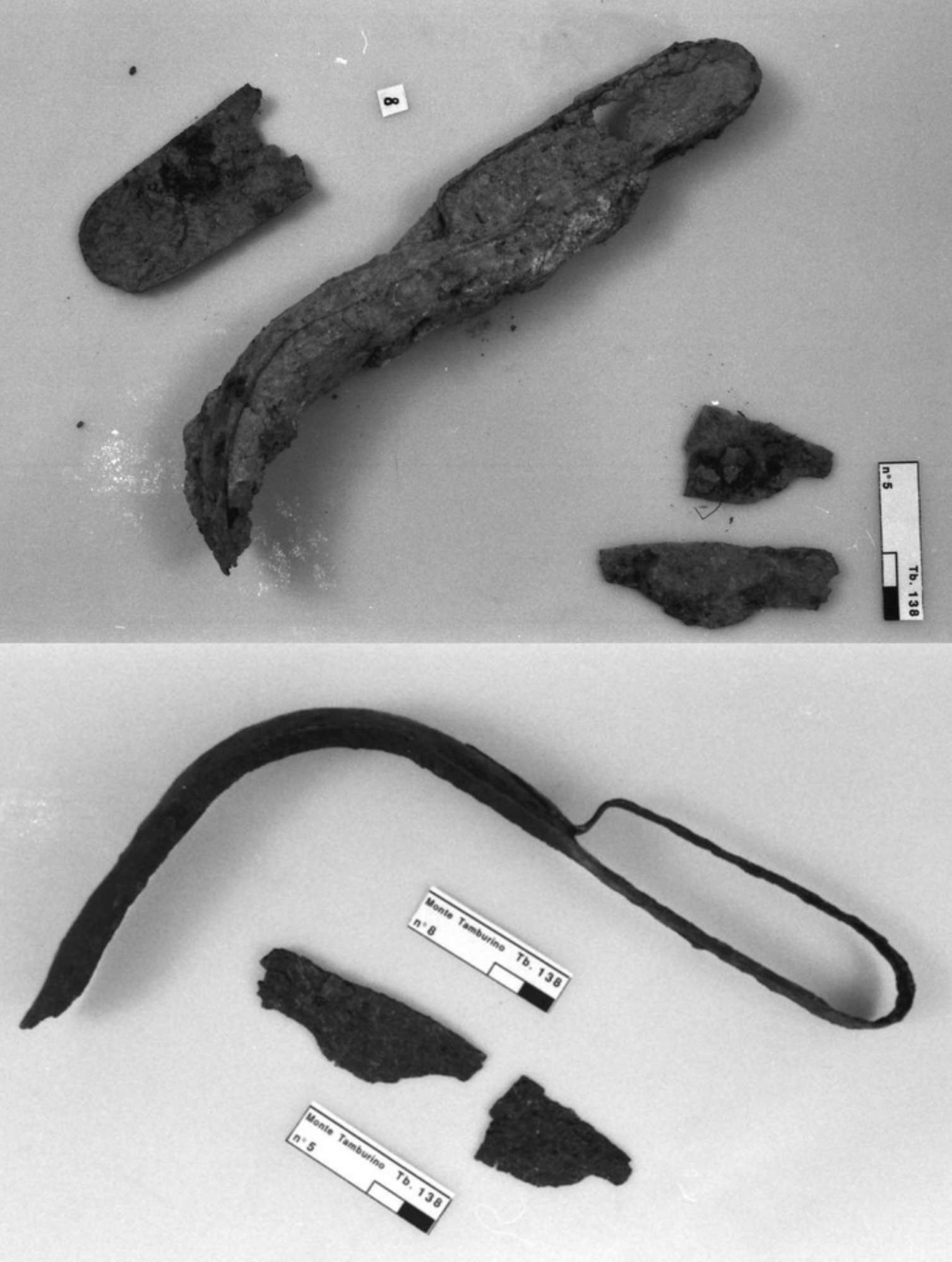coltello-rasoio in ferro e strigile in ferro prima del restauro